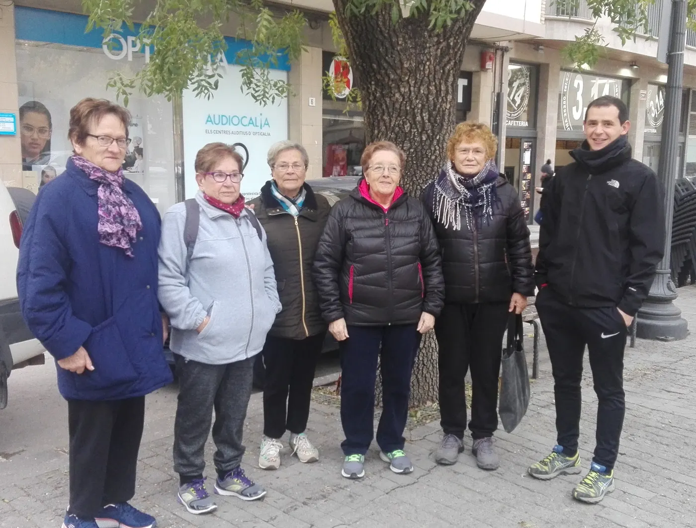 Places lliures per al recuperat grup de passeig en les activitats per a la gent gran