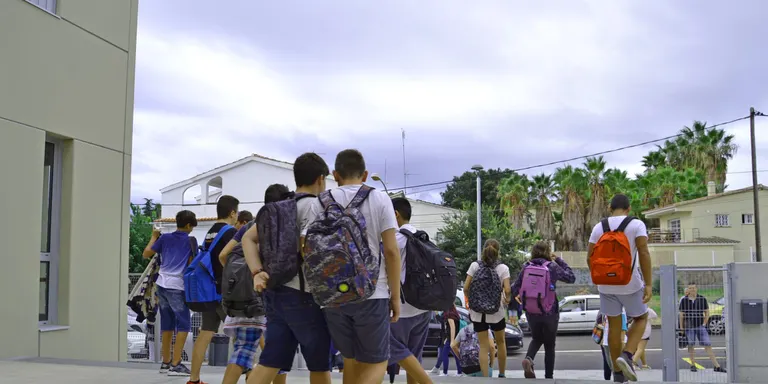 Els alumnes de batxillerat i formació professional tornen dilluns a les aules amb classes plenament presencials
