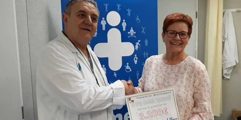 El Grup Escènic Agramuntí entrega 3.200 euros a l'Institut de Recerca de la Vall d'Hebron