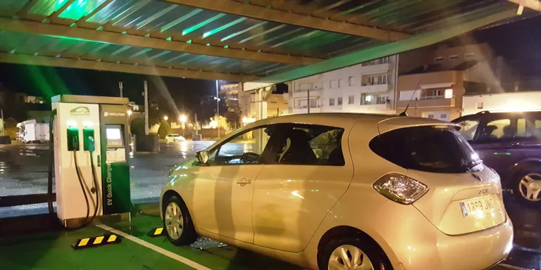 Agramunt posa en funcionament dos punts de càrrega de vehicles elèctrics