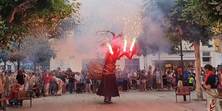 Grans i petits gaudeixen un any més de la tradicional Cercavila de Sant Pere