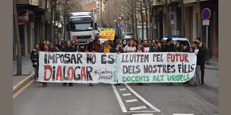 Els docents de l'Alt Urgell es concentren sota el lema "Imposar no és dialogar"