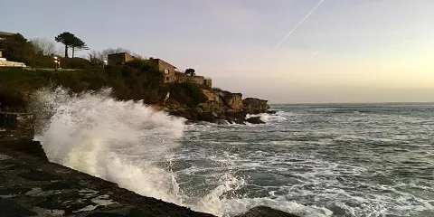SIN INCIDENCIAS POR LAS GRANDES OLAS EN HONDARRIBIA
