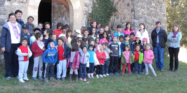 L'Escola Arnau Mir del Pla de Sant Tirs estudia l'església de Sant Martí de Tost