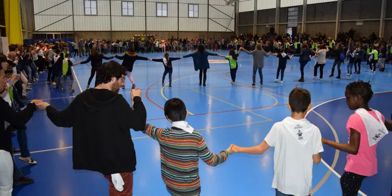 208 infants de Caldes de Montbui faran una gran ballada de sardanes a la plaça de la Font del Lleó aquest diumenge