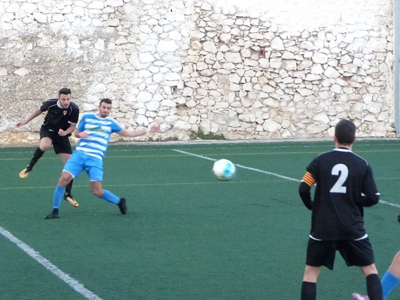 Aitor Torres refusa una pilota al municipal d'Aiguadolç