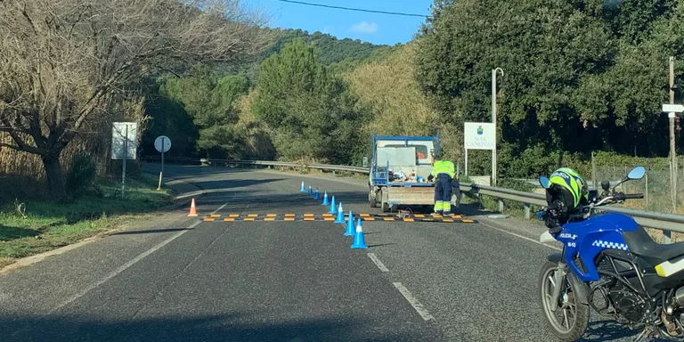 S'instal.len bandes sonores a la sortida de la C32 al Passeig d'Hortsavinyà