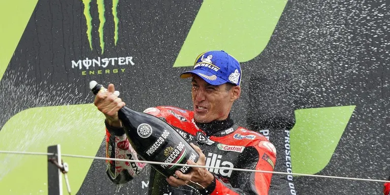Triomf de Quartaro que l'acosta al títol però el protagonista és Aleix Espargaró