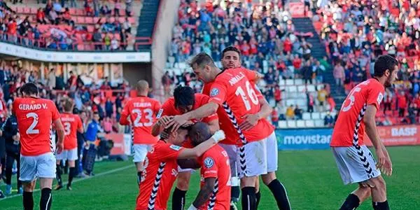 El Nàstic s’imposa per 3 a 2 al Miradés i recupera el tercer lloc a la classificació