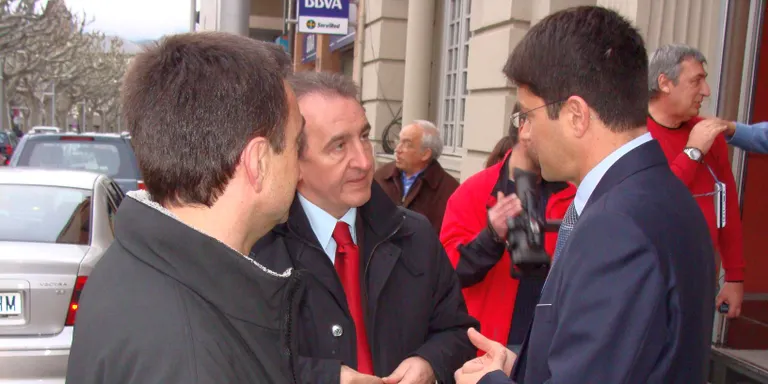 Bartumeu es compromet a garantir l'atur i ampliar l'atenció sanitària als transfronterers