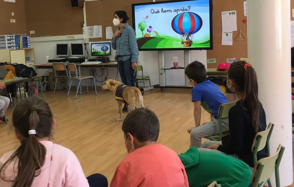 Els tallers d’educació pel desenvolupament amb gossos de teràpia tornen a les escoles de Cambrils