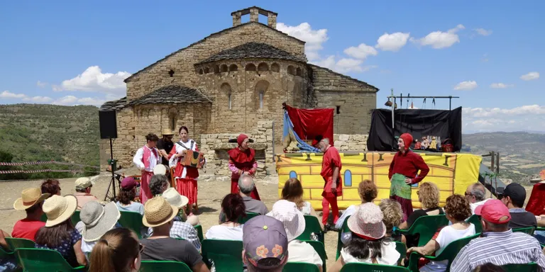 Castell de Mur reviu l'arrencament de pintures romàniques amb un espectacle de Comediants i música de l'Orquestrina Trama