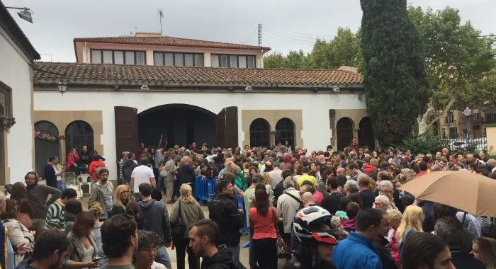 Molts arenyencs es concentren en els tres col·legis electorals per votar