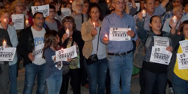 Centenars de rubinencs rebutgen l'empresonament de Jordi Cuixart i Jordi Sànchez