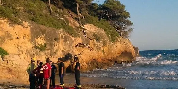 Un home de 62 anys mor ofegat a la platja de la Móra