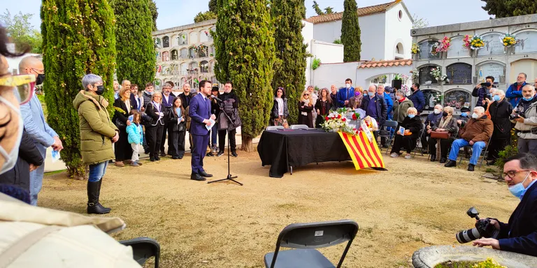 Un centenar llarg de persones acompanyen a la família Flores en l'entrega de les restes del seu familiar, mort durant la Guerra