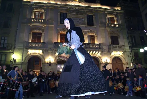 La baixada de la Geganta Quaresma clou el Carnaval