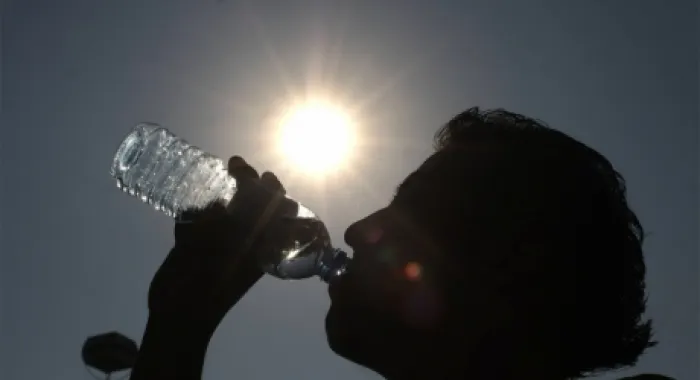 Els metges recomanen hidratar-se molt davant les altes temperatures
