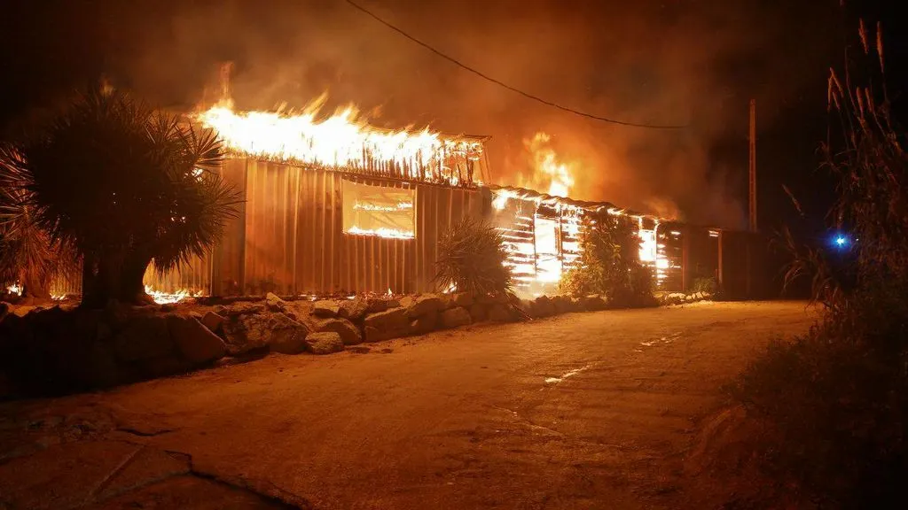 Un incendi ha cremat les instal·lacions del club de country de l’hípica Rosell