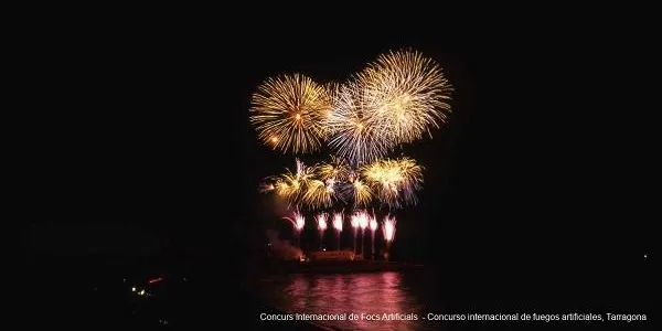 El Concurs Internacional de Focs Artificials Ciutat de Tarragona reuneix centenars de persones a la platja del Miracle