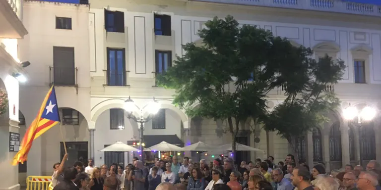 Prop d’un centenar de persones es manifesta a la plaça de l’Ajuntament per donar suport als CDR detinguts