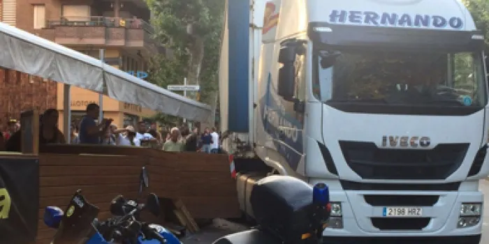 Una dona ferida després de la col·lisió d’un camió contra una terrassa a la riera