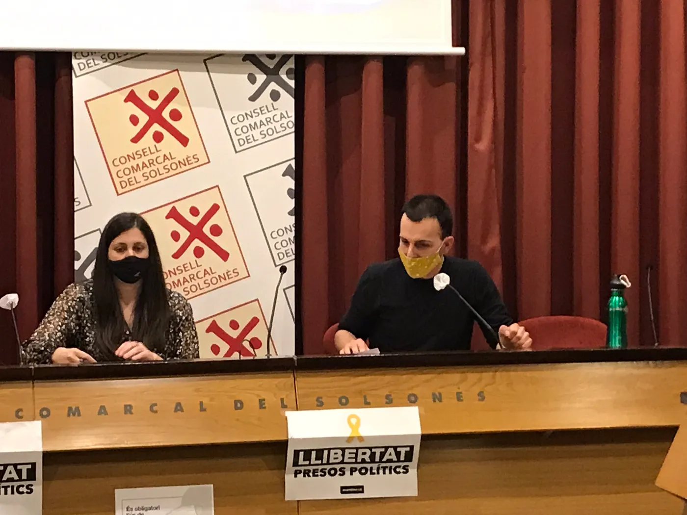ERC al Consell qualifica la polèmica de la vacunació del gerent de "comèdia política lamentable" mentre l'oposició reclama transparència i responsabilitat