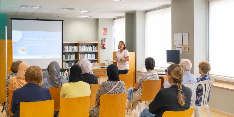 Una xerrada explica els beneficis d’una bona alimentació per a la salut cerebral