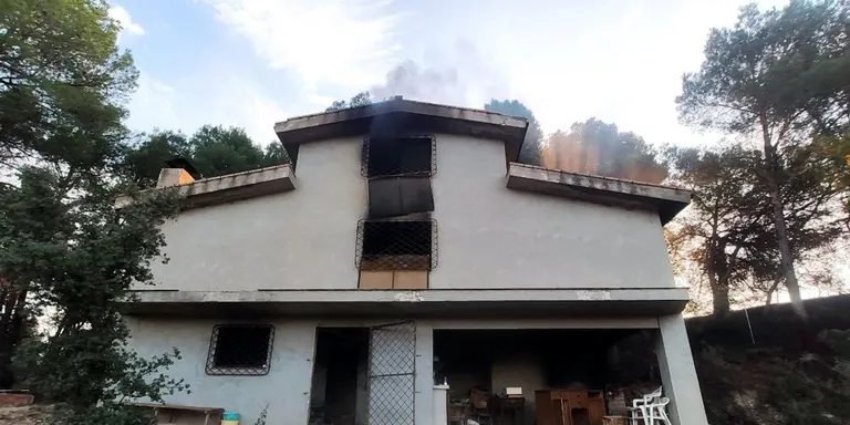 Un incendi crema una masia buida a Santa Margarida de Montbui