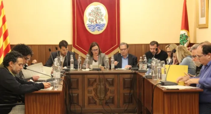 Durant la sessió plenà ria d'ahir ( Foto: Ajuntament d'Arenys de Mar )