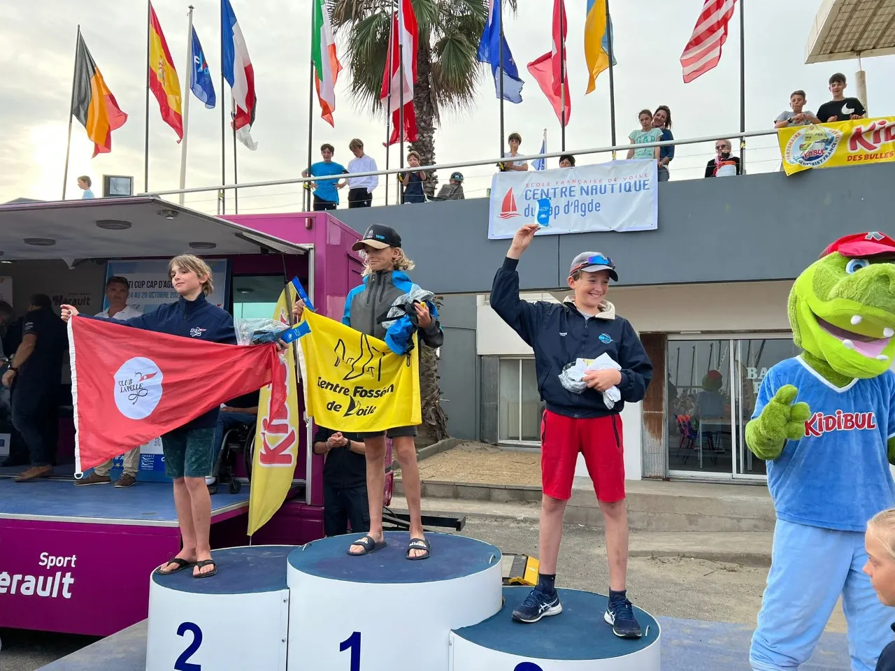 El regatista del Club Nàutic Cambrils Joan Domingo es penja el bronze a la Opti Cup d’Agde 2022
