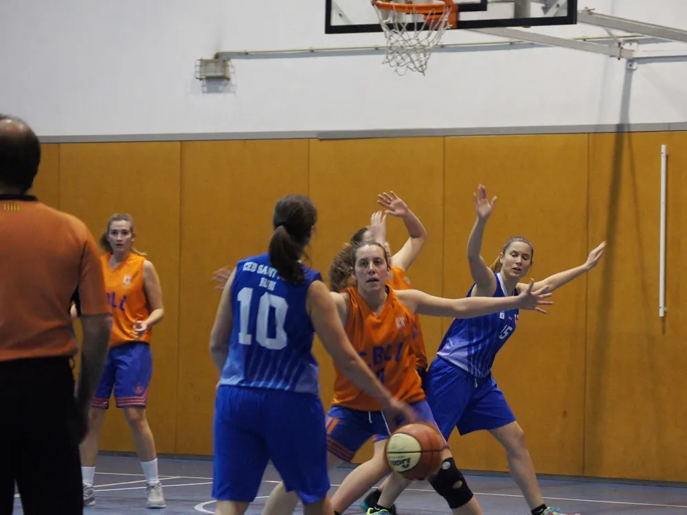 Partit 10 per a un equip 10 dissabte passat a la pista de l'escola Montserrat