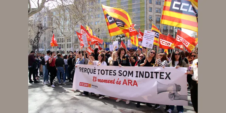 Els treballadors d'Inditex es manifesten a la botiga Zara del Passeig de Gràcia