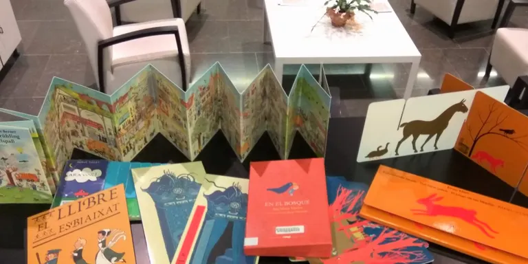 La biblioteca obre les inscripcions per a un taller familiar gratuït sobre els formats dels llibres