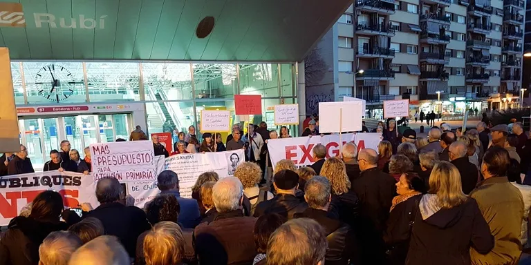 Centenars de rubinencs tornen a reclamar unes pensions dignes