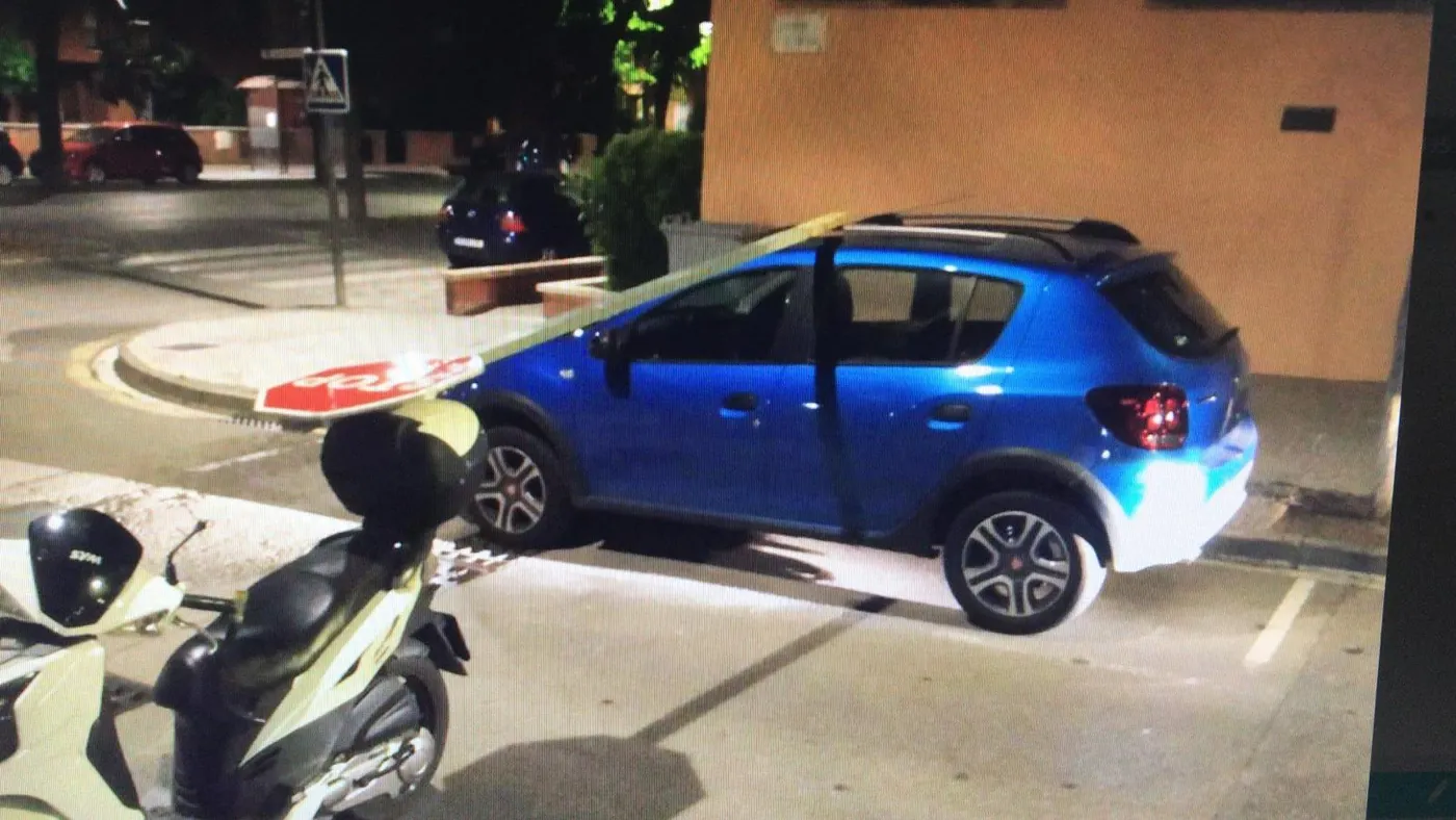 La Policia Local identifica dos joves per arrencar un senyal d’STOP que intentaven deixar travessat a la calçada