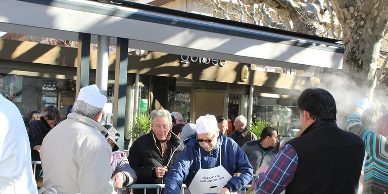 La Confraria de Sant Antoni reparteix 6.000 racions d'escudella