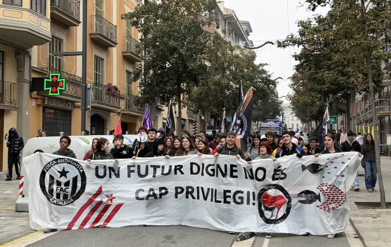 Un centenar d'estudiants es manifesten sense incidents a Vic i els concentrats es desmarquen de la crida a saquejos