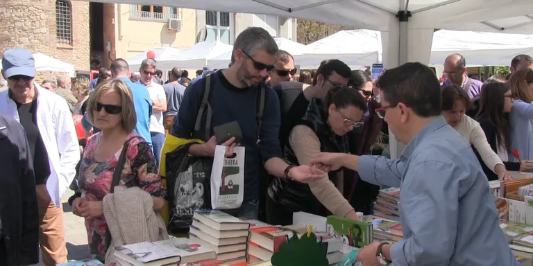 Sant Jordi treu els rubinencs al carrer