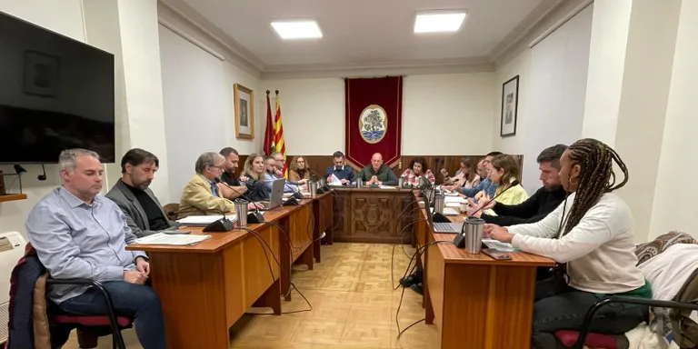 S’aprova el pressupost del 2024 amb les abstencions d’ERC i PP i els vots en contra del PSC, la CUP i AeC