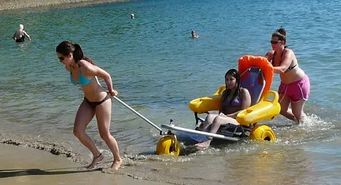 NUEVA EDICIÓN DEL ‘BAÑOS SIN BARRERAS’ EN LA PLAYA DE HONDARRIBIA 