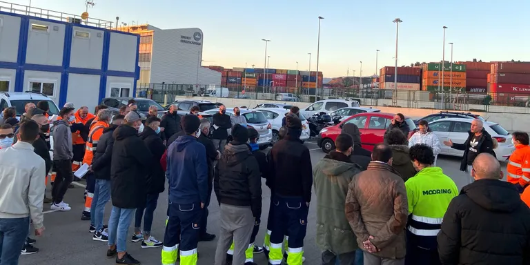 Els amarradors carreguen contra uns serveis mínims "abusius" durant la primera jornada de vaga al Port de Barcelona