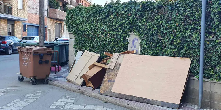 Campanya per perseguir les persones que fan abocaments de mobles fora de l'horari establert i al mig del carrer