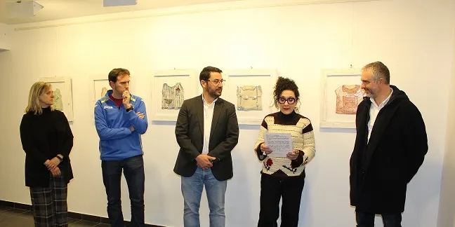 L'exposició 'Del fil a la terra', de Carme Invernón, enceta els actes del 8-M a la Seu d'Urgell