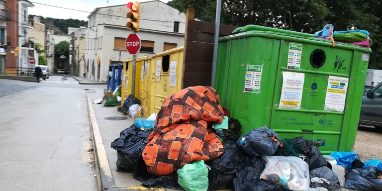 La brossa que es tregui els dissabtes i no sigui estrictament rebuig es quedarà al carrer sense recollir