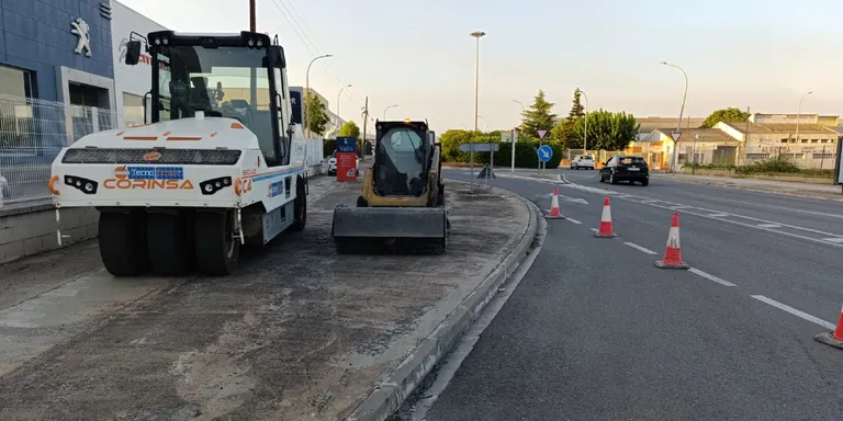 S’asfalta el vial lateral de la carretera del Pla a l’alçada del polígon