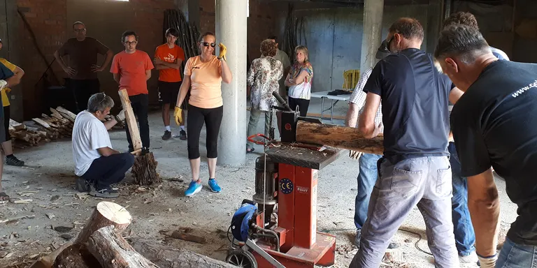 El poble d’Alàs comença a fabricar les falles per a la vigília de Sant Joan
