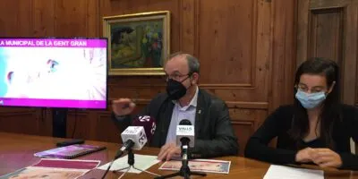 Valls posa en marxa per primer cop el pla de la Gent Gran
