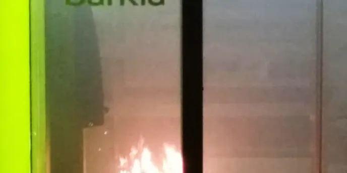 Identificat l'autor del foc a l'oficina de Bankia de Pineda