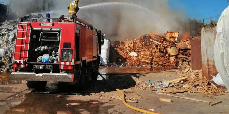 Els bombers treballen en un incendi en una planta de triatge de Constantí